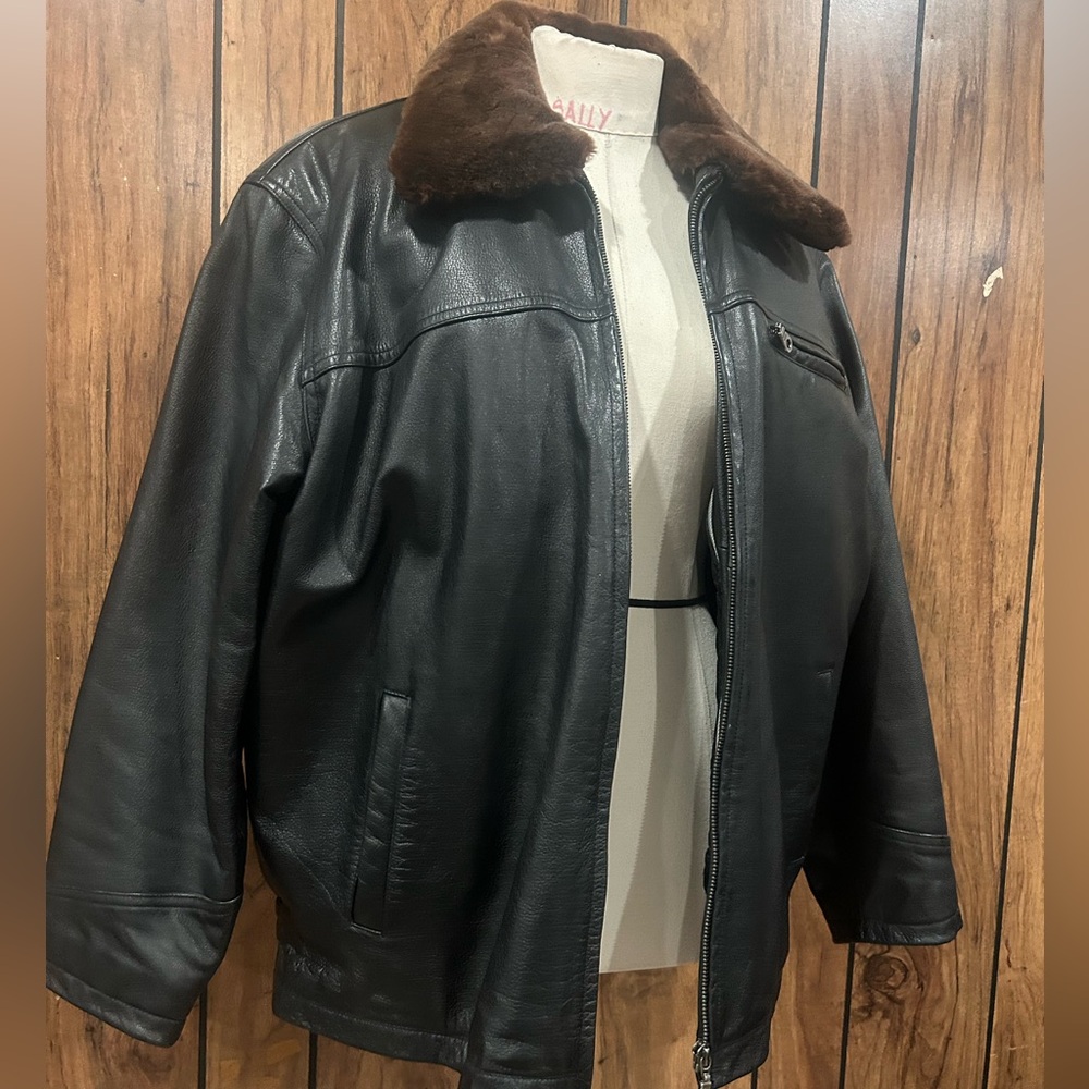 🔥 Rare Vintage, Thick Black Leather Jacket w/Fur Collar & Removable Liner!